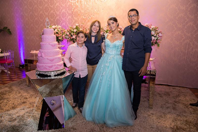 Iandra Mara Teixeira Das Graças, Cláudio Alves das Graças e Heitor das Gracas