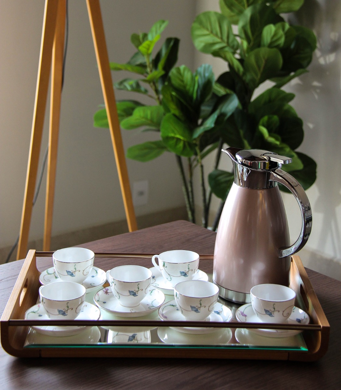 Garrafa térmica metalizada R$ 215, Jogo com 6 xícaras R$ 195, Bandeja Madeira com espelho R$ 490