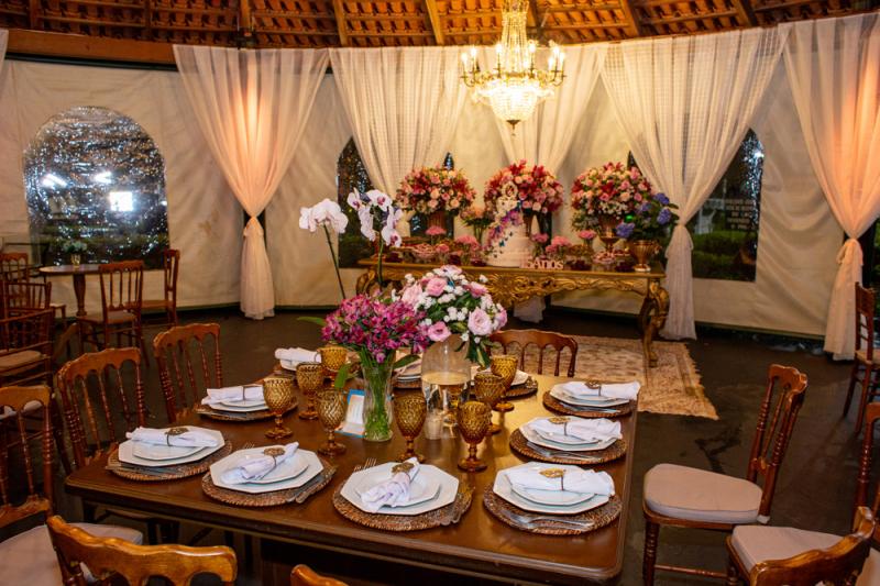 Mesas, cadeiras, pratos, sousplats, talheres e copos Loca Fácil