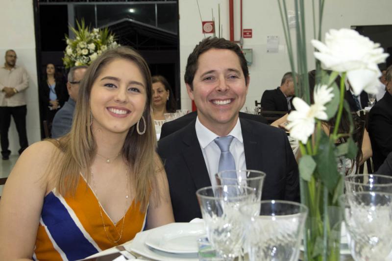 Roberto Inácio Barbosa Filho, advogado da FE e coordenador do Curso de Direito da Fafram e a noiva Nadine