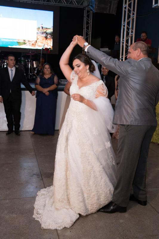 Momento tradicional de valsa com o pai...