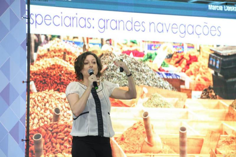 A noite de sexta-feira iniciou na Feira com palestra de Márcia Daskal falando sobre "Nutrição Amorosa