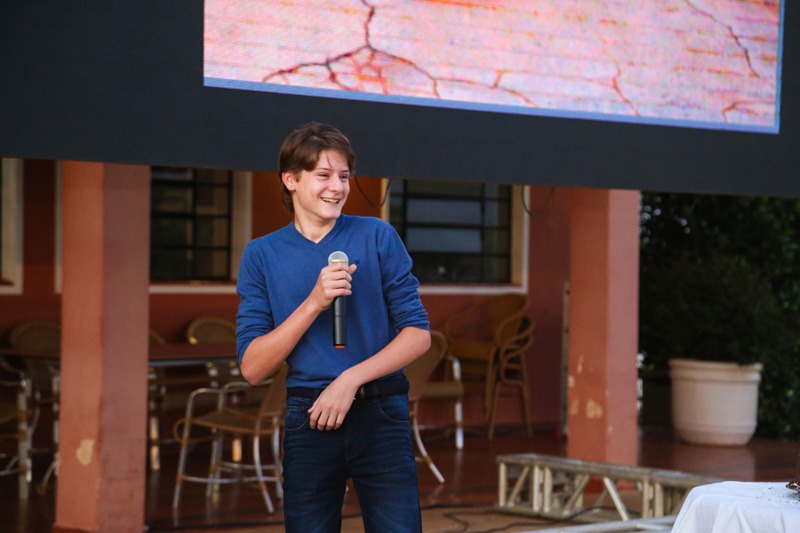 Henrique  agradecendo  aos amigos que fizeram coro  a distância  de parabéns  a você