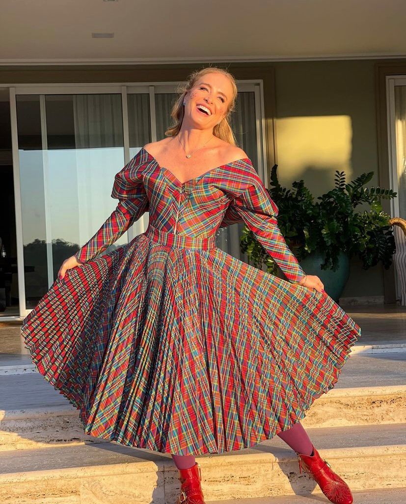 Vestido midi de estampa xadrez com meia calça e bota, fica lindo com Maria Chiquinha.