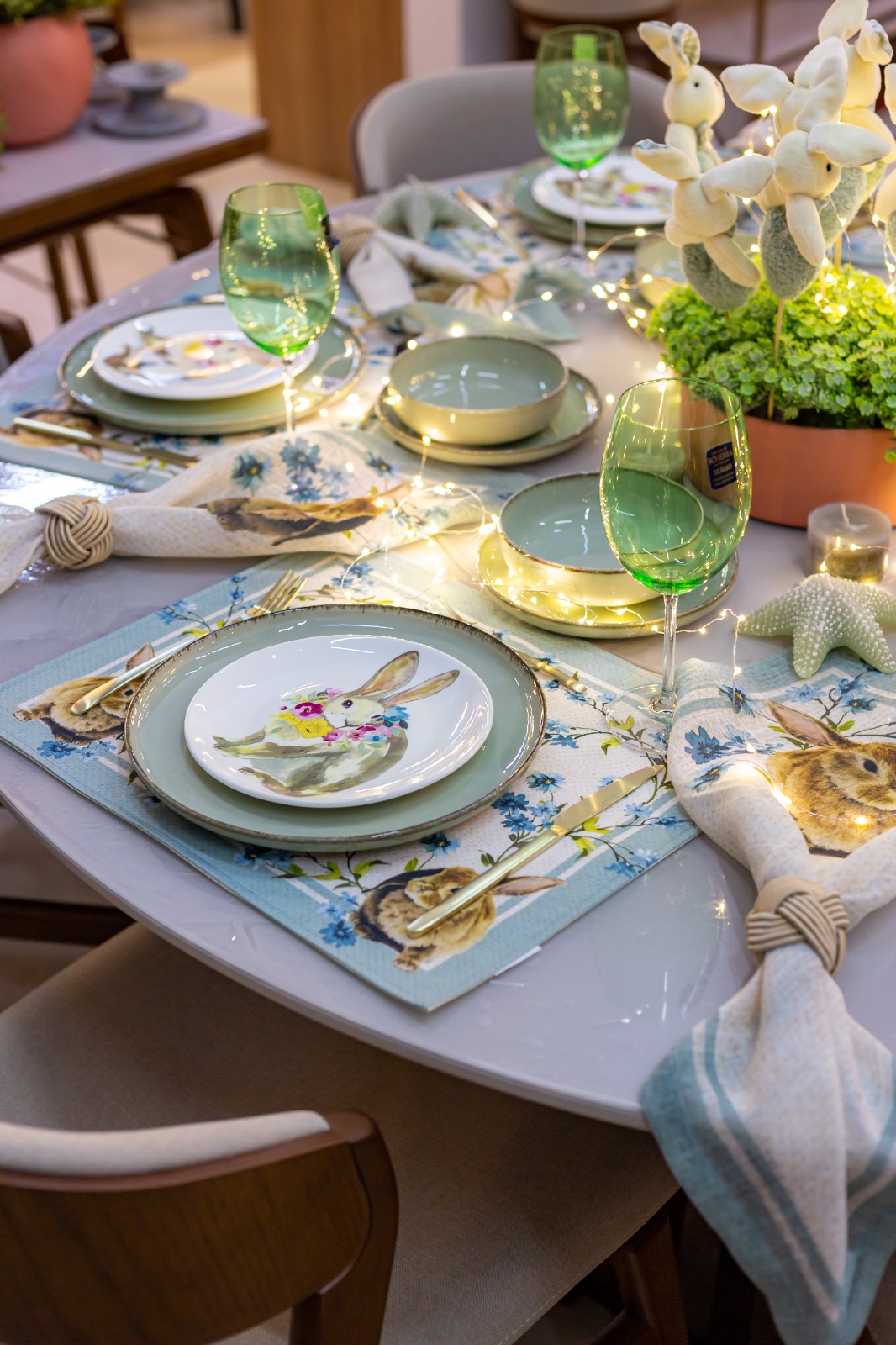 Louças decoradas, talheres dourados ou com um design diferentes