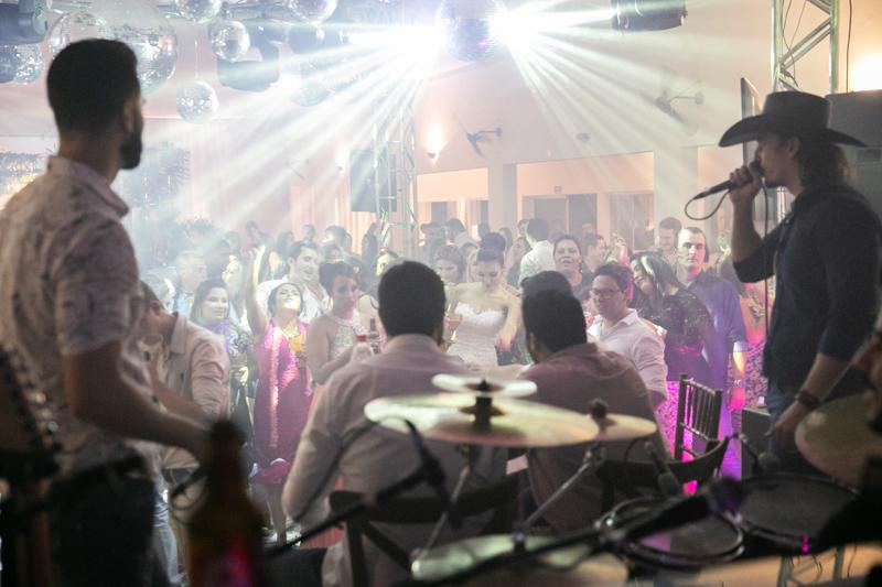 Fechando a noite com show de dupla sertaneja