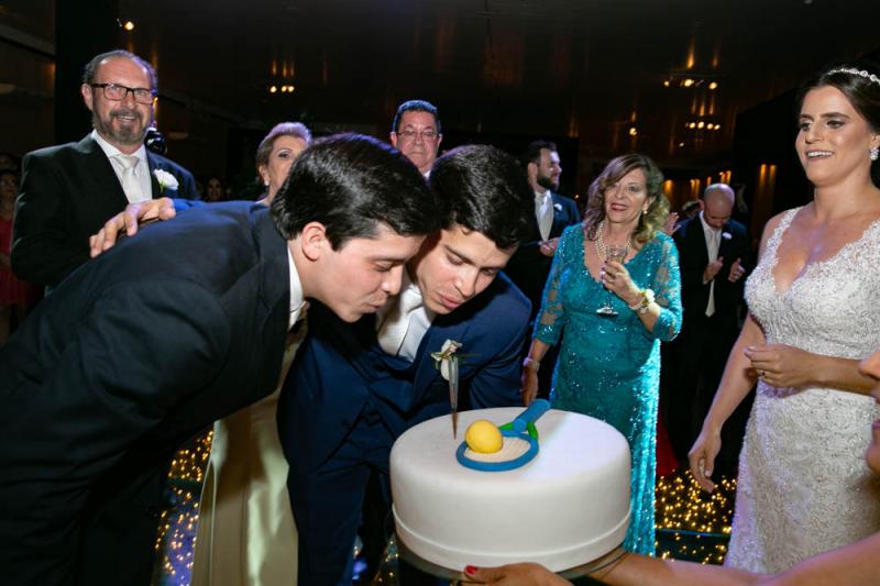 E no mesmo dia o noivo comemorava aniversário com seu irmão gêmeo