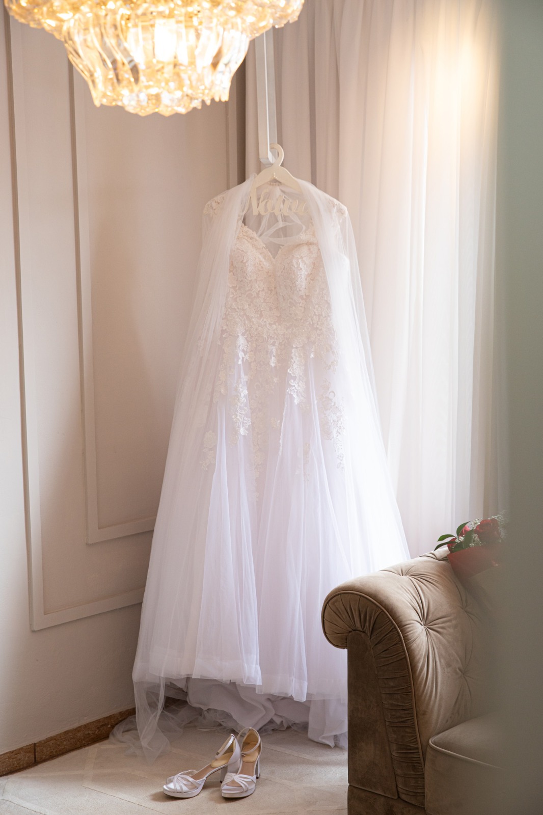 O vestido de noiva no cenário íntimo do making of