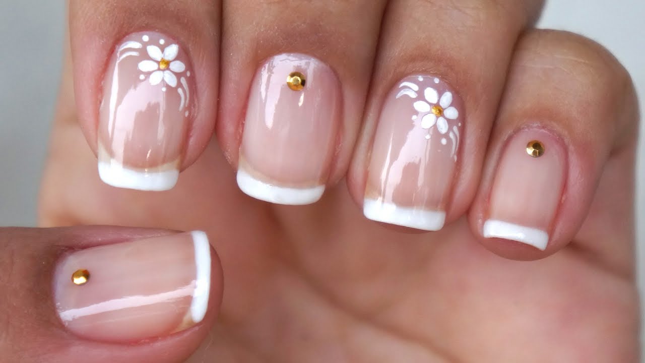 Inspiração de unha francesinha simples com desenhos e apliques