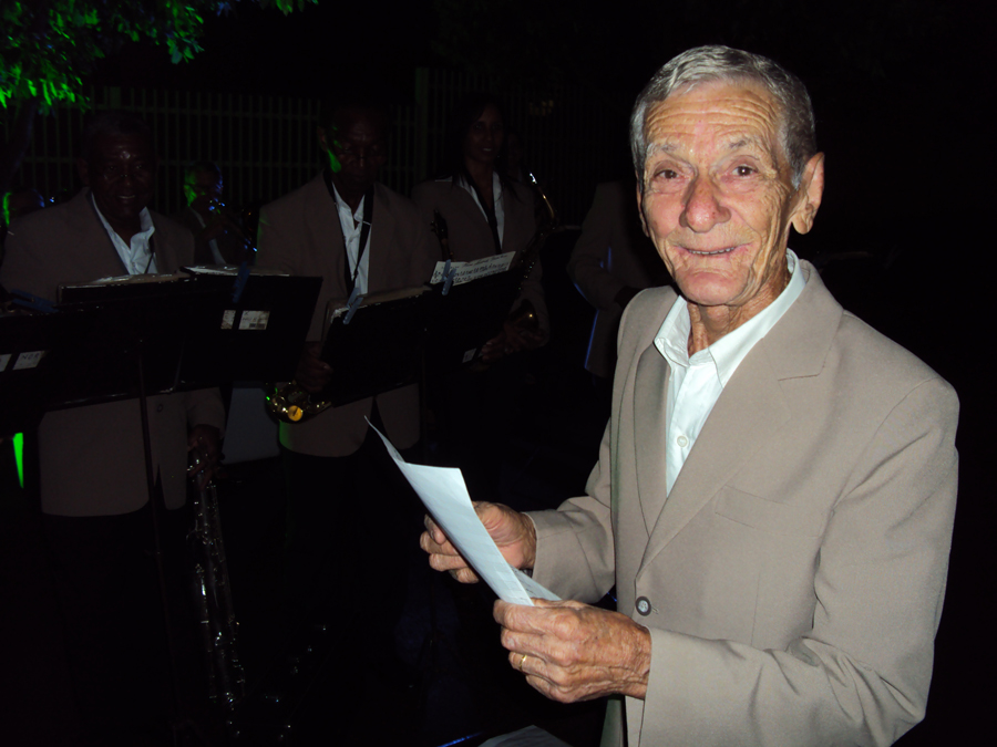 Maestro  Bonutti, ato solene, regendo a Banda Lira União Joaquinense