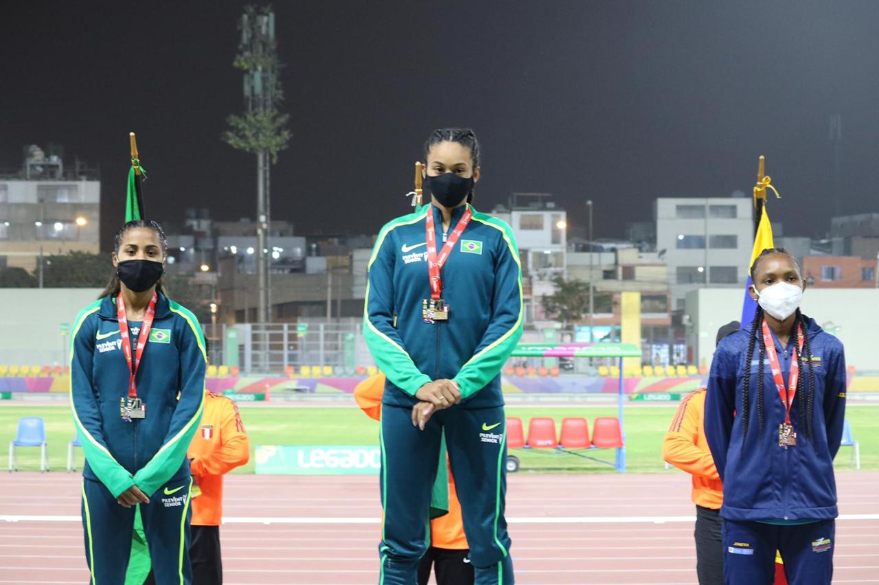 Taimara, à esquerda na foto, conquistou a medalha de Prata