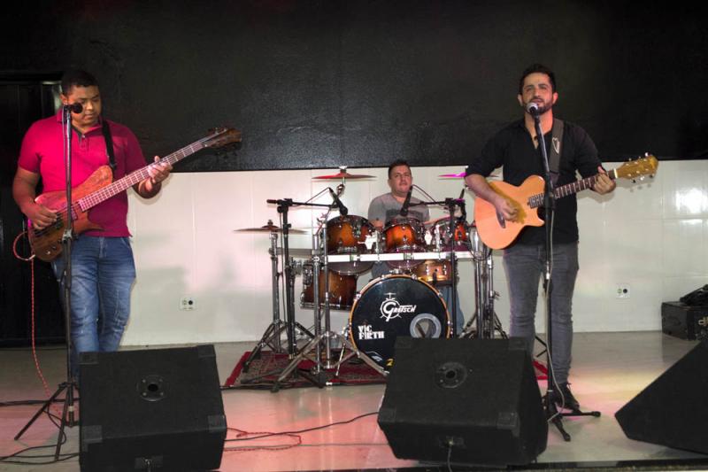 Show de Trio Pahu para encerrar a noite