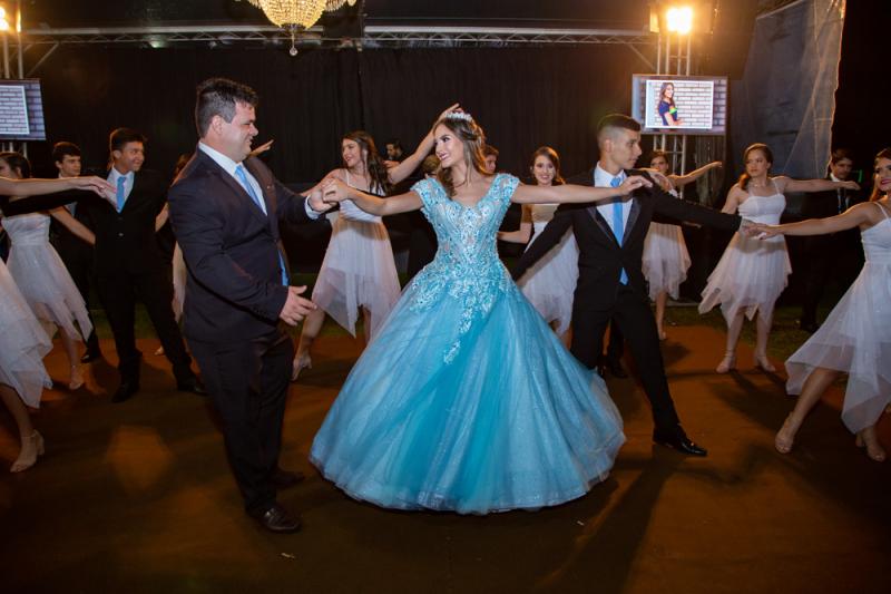 A valsa com o pai e amigos