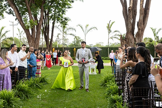 Irmã do noivo levando a foto do pai e irmão da noiva levando a foto da mãe
