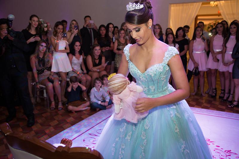 Aqui, trocando a boneca ...