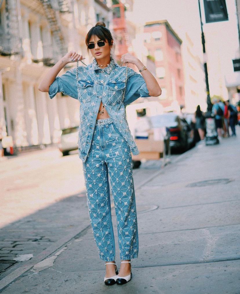 Blusa, calça e jaqueta jeans ou short jeans