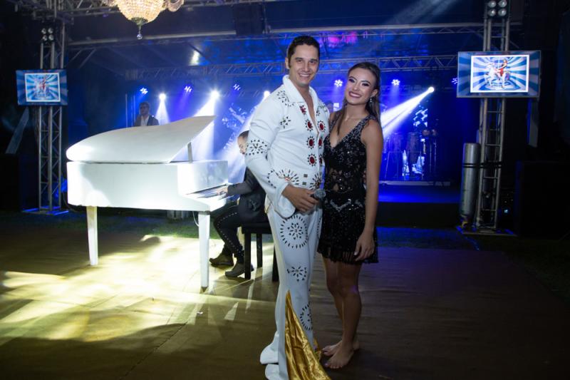 Com o cantor da banda