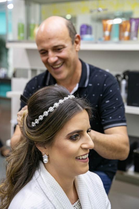 Com o cabeleireiro Zedeckias dando os últimos ajustes no cabelo