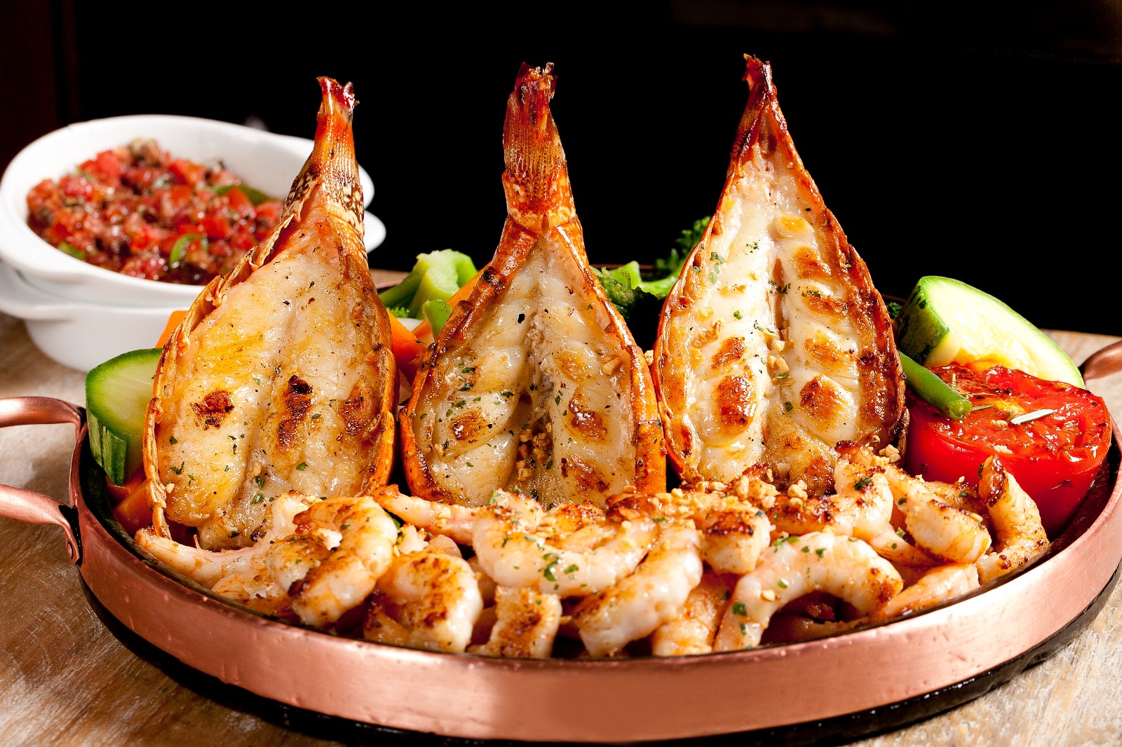 O Grelhados do Chef, uma seleção especial de frutos do mar para compartilhar, pode servir até 3 pessoas