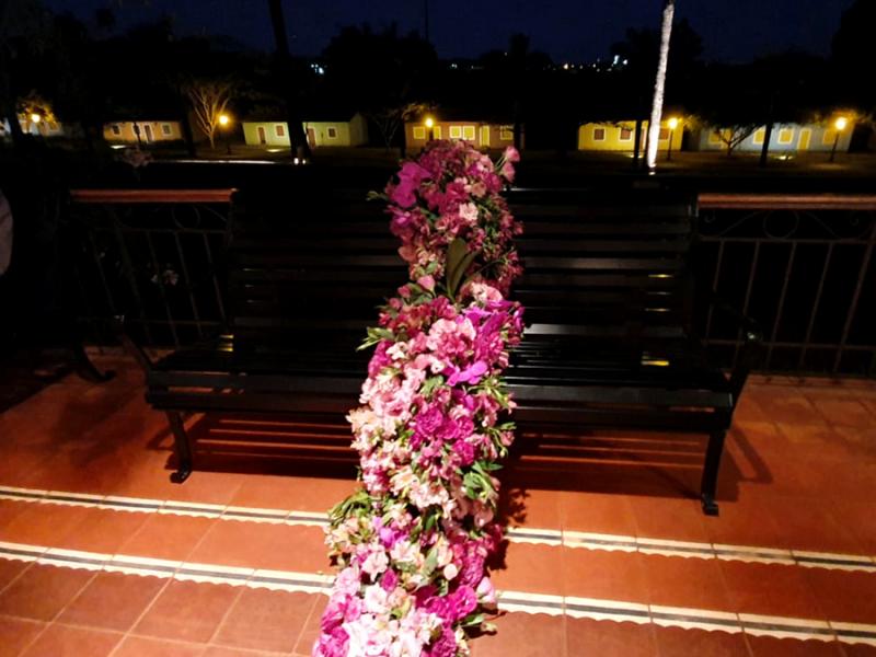 Bancos enfeitados foram espalhados na parte externa da recepção