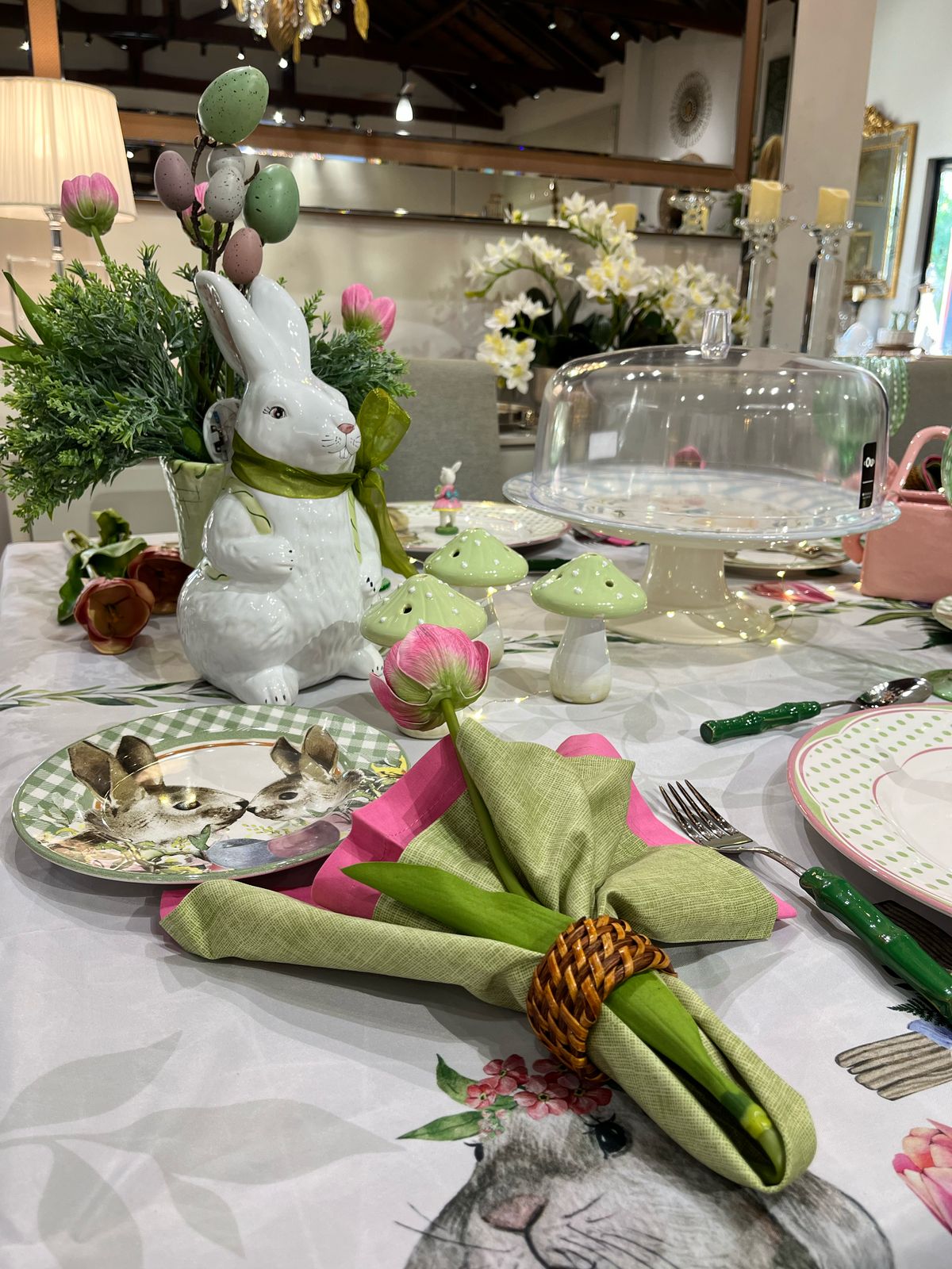 Mesa cheia de cor e alegria