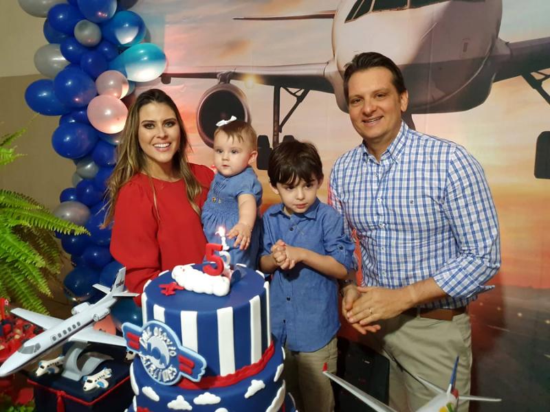 A mãe Fernanda, a irmã Maria Luíza, o aniversariante e o pai Otavinho Junqueira Figueiredo