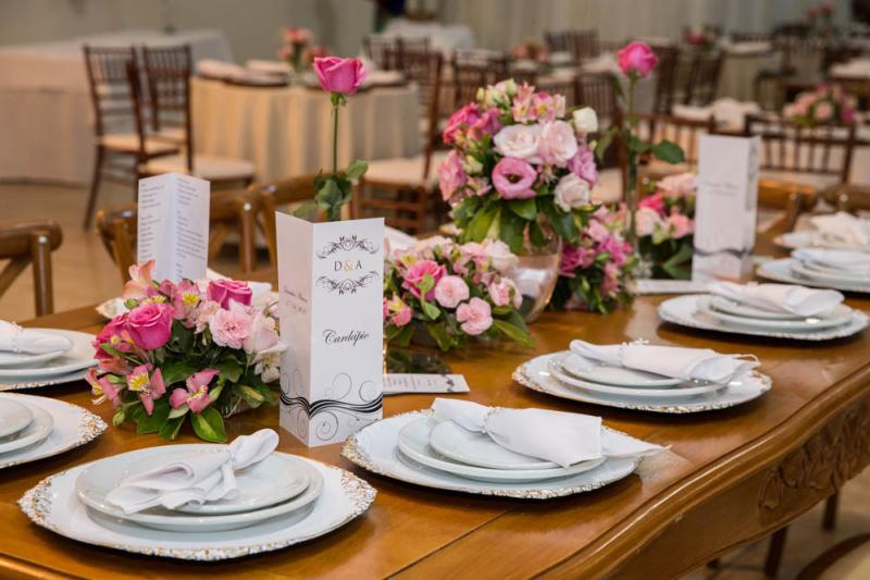 Sousplats, pratos, talheres e guardanapos da Viena