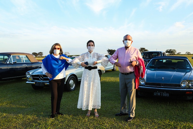 Os cumprimentos da família  em sua chegada