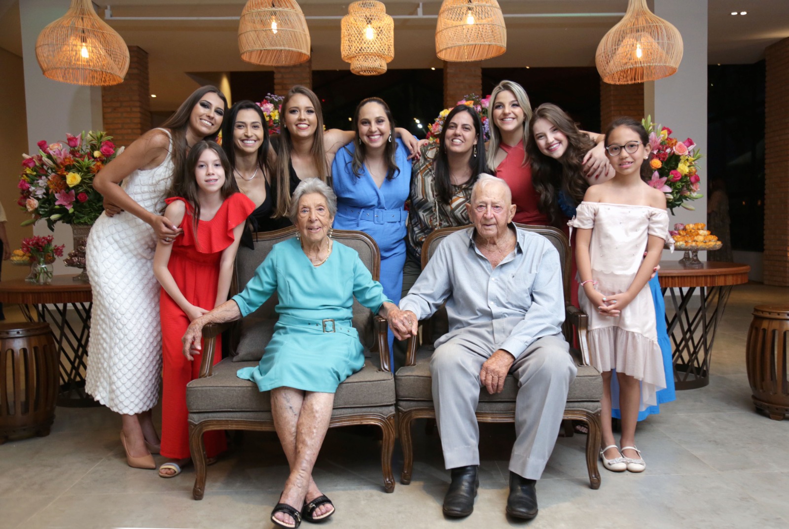 Com as netas, Esther, Fernanda, Alice, Ana Cecília, Ana Carolina, Juliana, Beatriz, e as bisnetas Sofia e Ana Sayuri