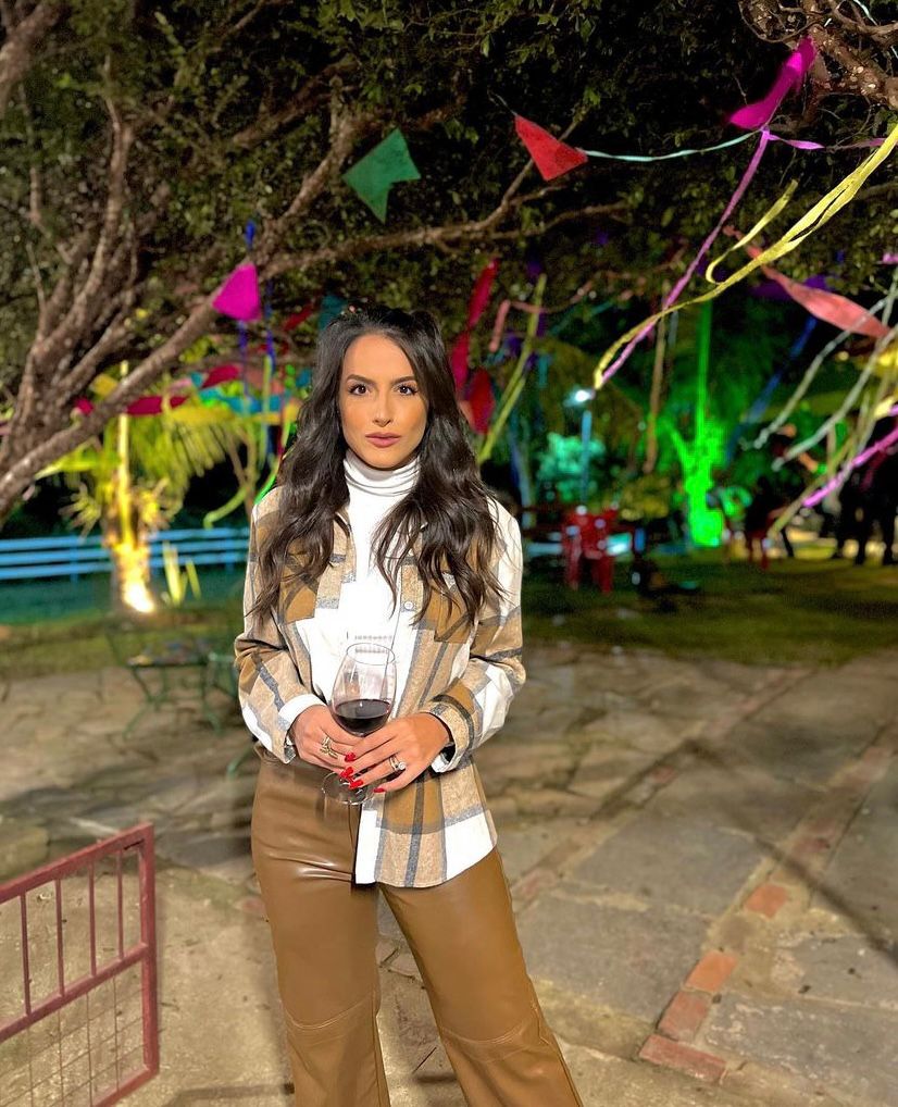 Camisa branca, lenço inspired Hermes xadrez e calça marrom com Maria Chiquinha ou em vez do lenço um casaco xadrez.