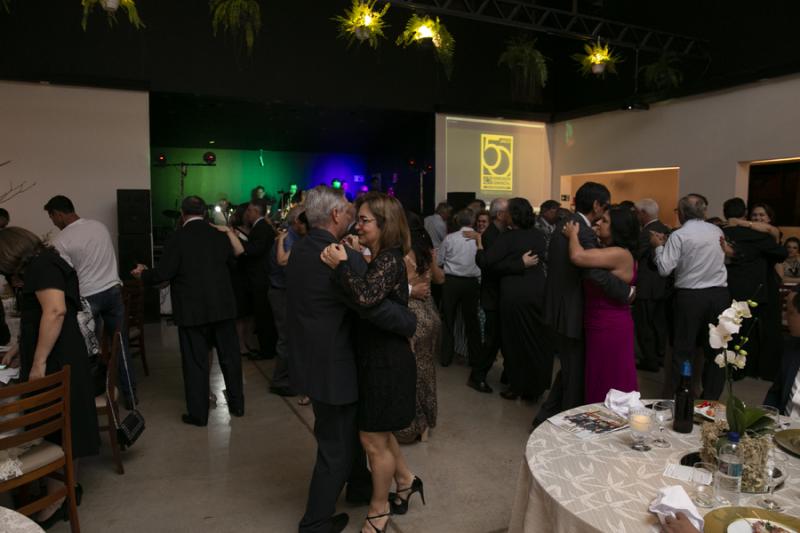 O salão enfeitiçado ao som de uma orquestra