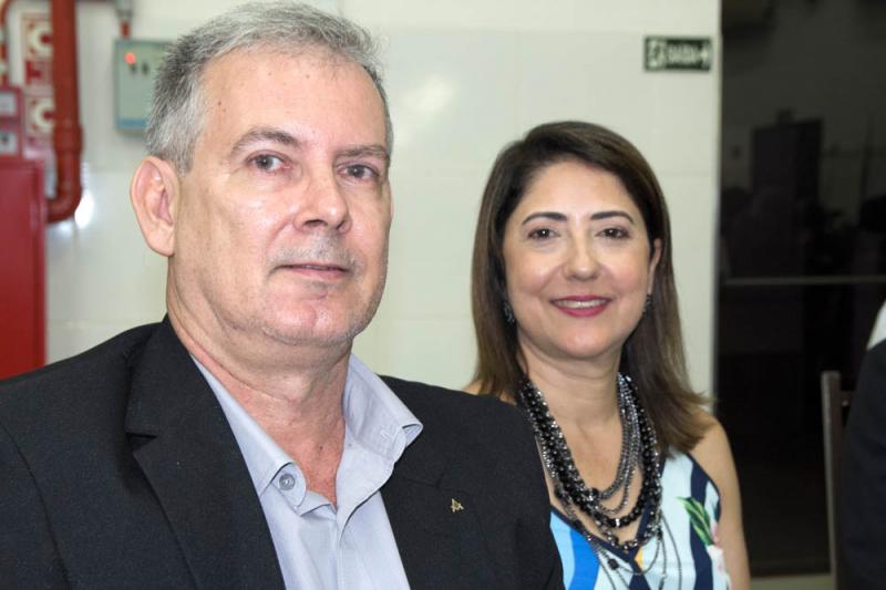 Tânia Regina Caliman Menezes de Melo, secretária da Fafram e esposo Marcos de Melo