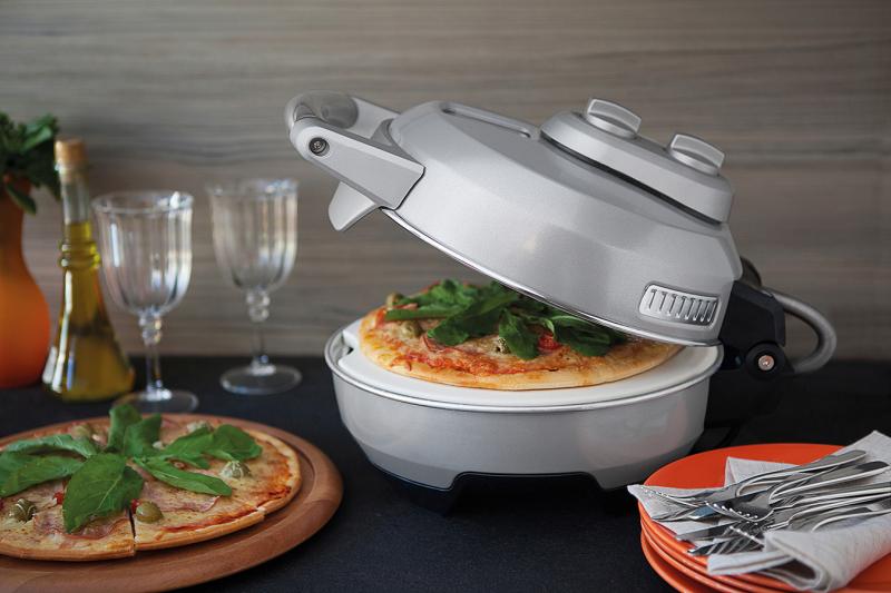 Pizza Express: forno de pizza da Tramontina by Breville. Possui resistência embaixo e em cima, fazendo que a pizza asse por igual, ficando pronta em pelo menos 8 minutos. A pizza é assada em uma pedra cerâmica, o que confere um sabor de forno à lenha para as pizzas mais simples - até as congeladas! Tem 30 cm de diâmetro, termostato e visor de vidro para acompanhar.