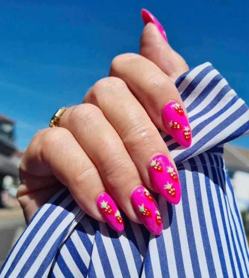 Apliques de morango nas unhas