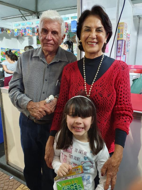 Dorotéia e Nilo Tuzzi com a neta Isadora