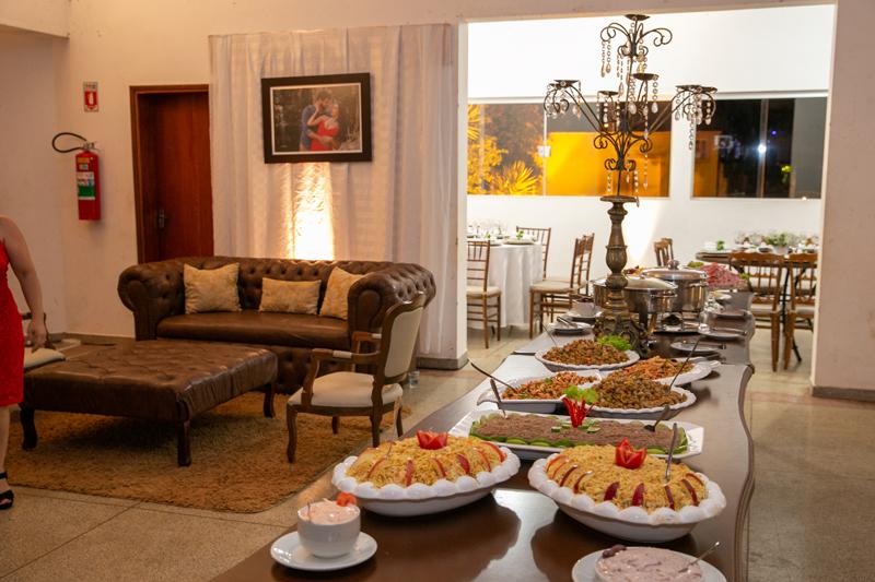 Nos aparadores, menu criado especialmente pelo Buffet Antônio Ferreira, de Viradouro