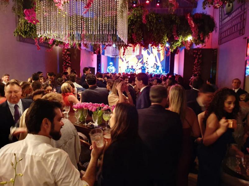 O palco, em um dos ritmos apresentados mantendo a pista cheia: festa contagiante