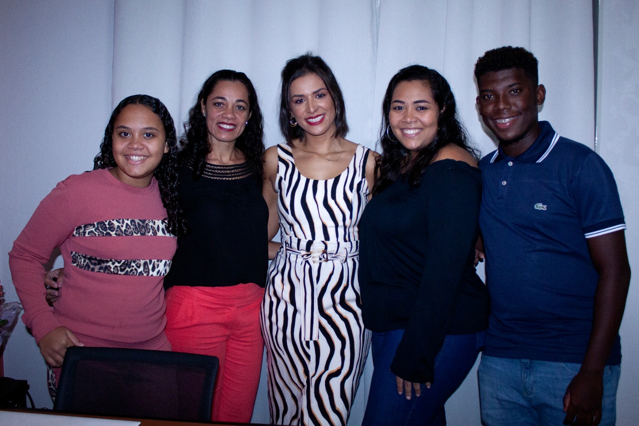 Elisângela Colombari, Thamiris, Thais, e João Vitor