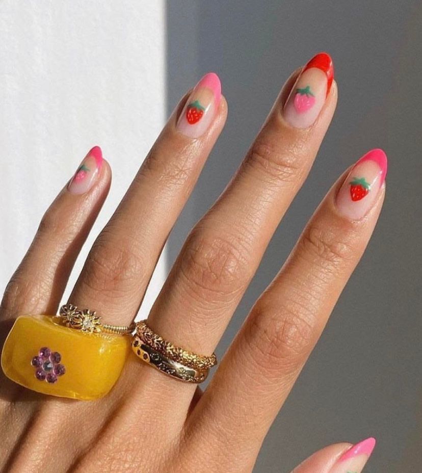 Apliques de morango nas unhas