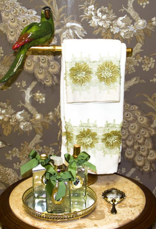 Lindo jogo de toalhas para lavabo com apliques de flores, porta toalha e uma linha completa de aromatizadores para deixar a casa dela mais aconchegante ainda
