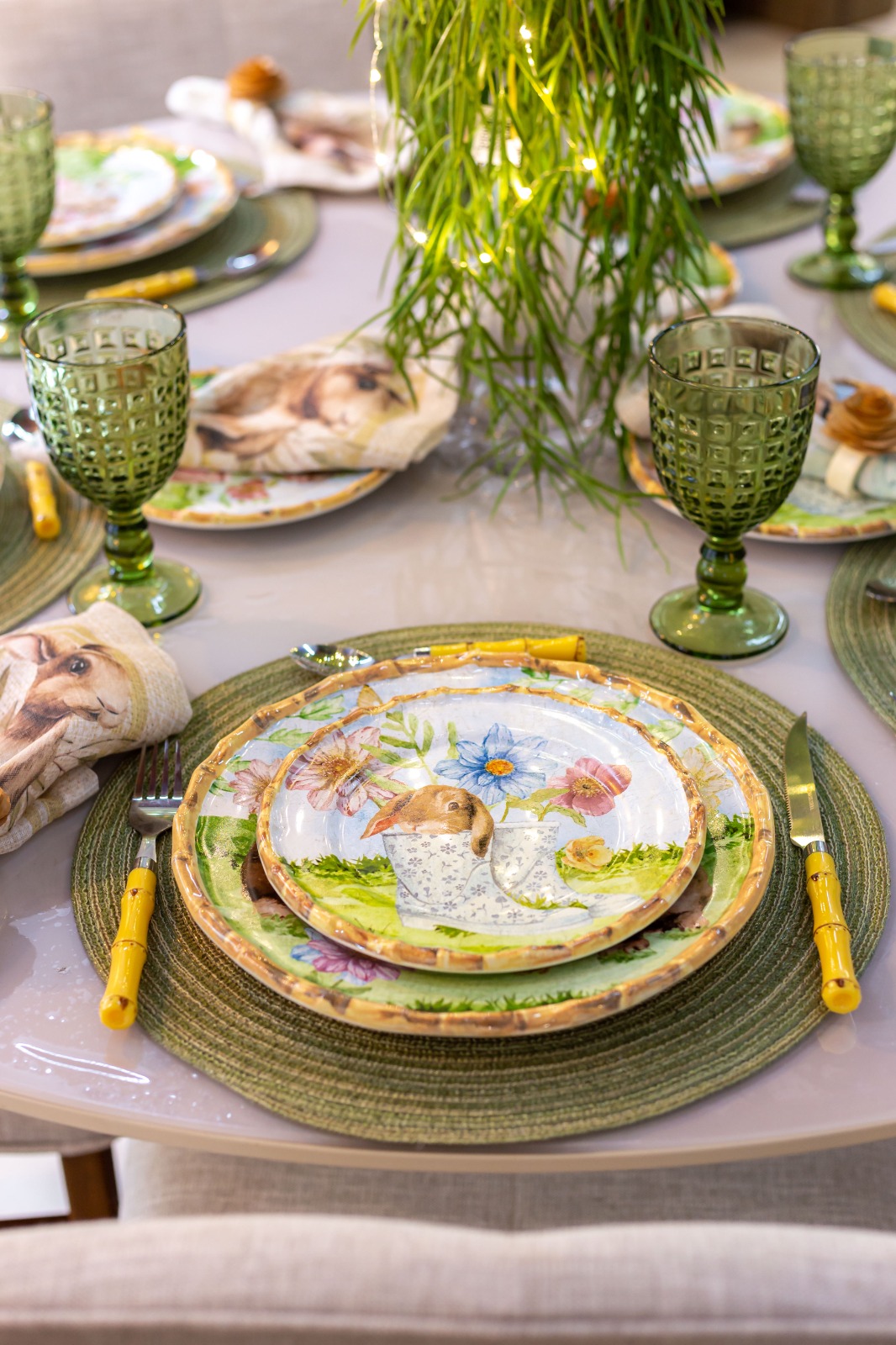 Uma mesa com predominância do verde