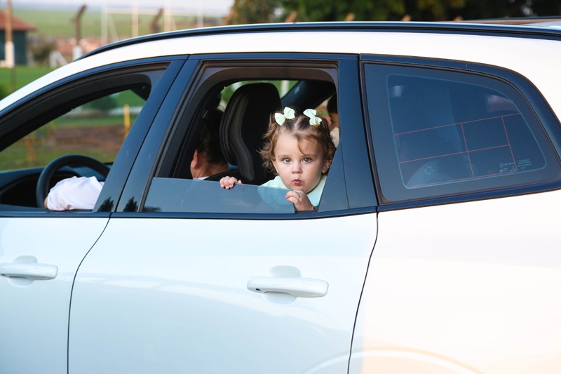 A prima mais nova,  Maria  Luíza  Junqueira  Figueiredo, chegando  com os pais  Fernanda e  Otavinho, com um banco só para ela