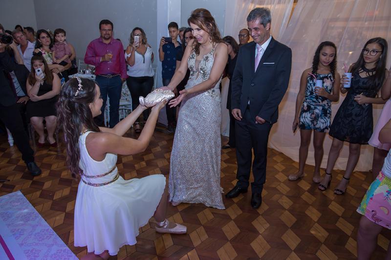 Entregando as sapatilhas à mãe