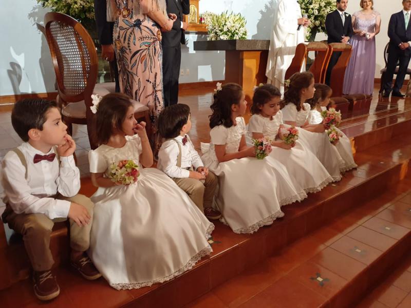 Pajens e daminhas  compondo  o lindo cenário