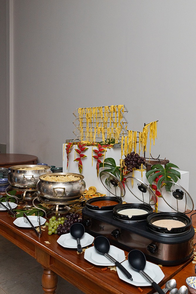 A mesa de massas com espaguetes e molhos do Locafest Eventos
