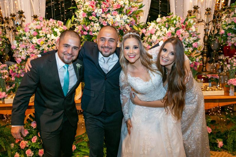 Coincidentemente os noivos têm irmãos gêmeos: Renan Wiliam Ikeda, Luciana Cristina Esteves Garcia