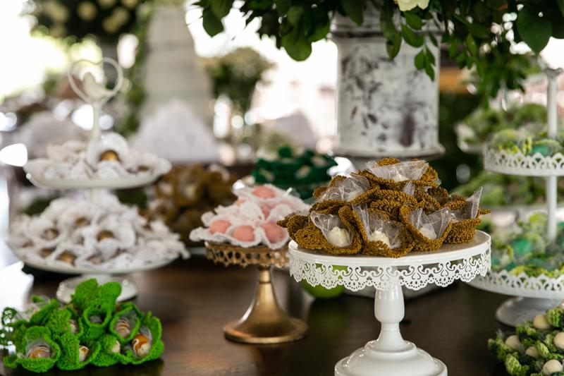 e porta docinhos de crochê feitos especialmente pela mãe da noiva