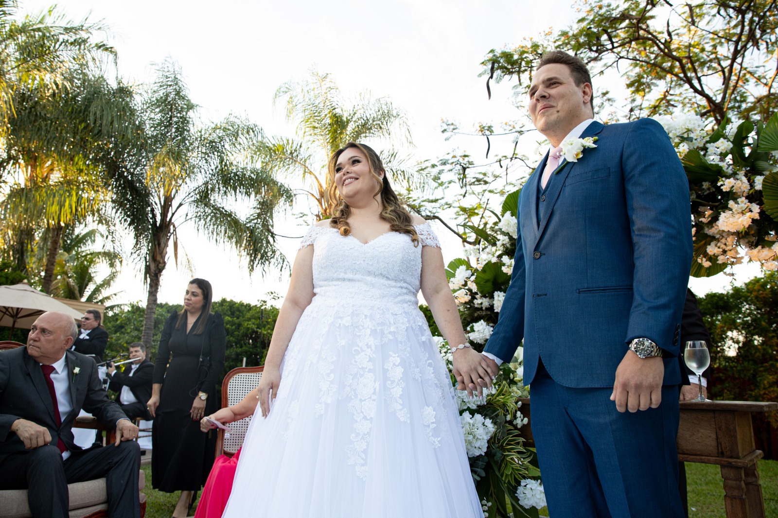 Noivos ansiosos e corações repletos de amor