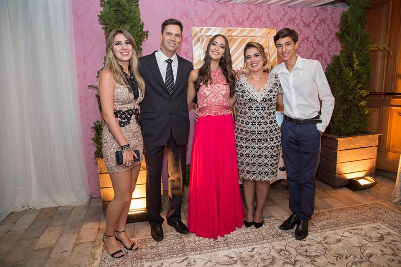 Com o padrinho Adriano Medeiros e Luciana Segato Medeiros, com filhos Luisa e Lucas