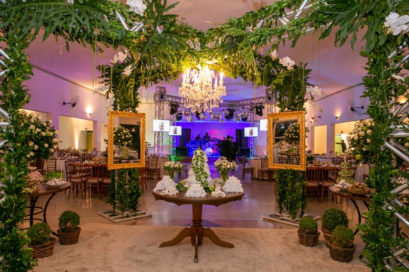 No centro do salão, um lustre imponente chamava atenção